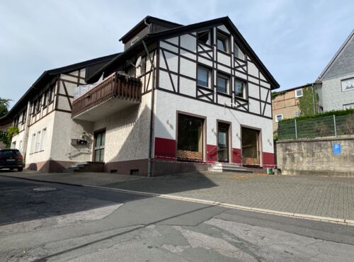 Mehrfamilienhaus mit Gewerbeteil, Lagerflächen und Garagen!
