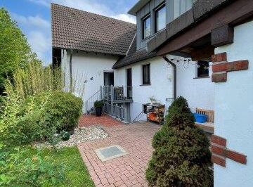 Gepflegtes Zweifamilienhaus in ansprechender Feldrandlage!