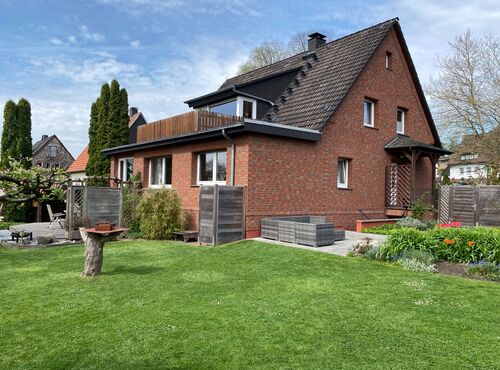 Gepflegtes Ein-/Zweifamilienhaus mit großem Platzangebot u. ansprechendem Gartenbereich